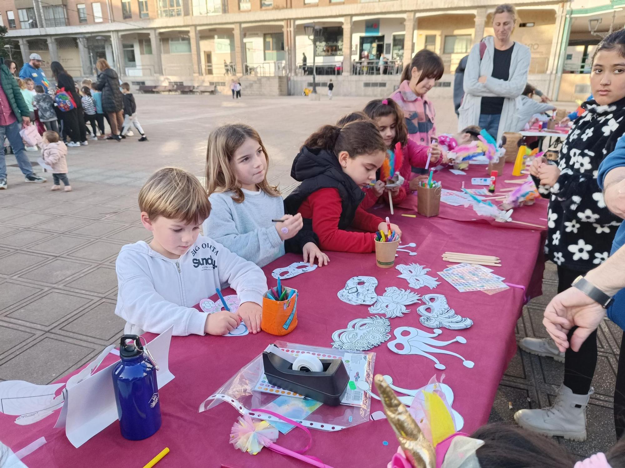 En imágenes: así son los talleres de carnaval de Llanera