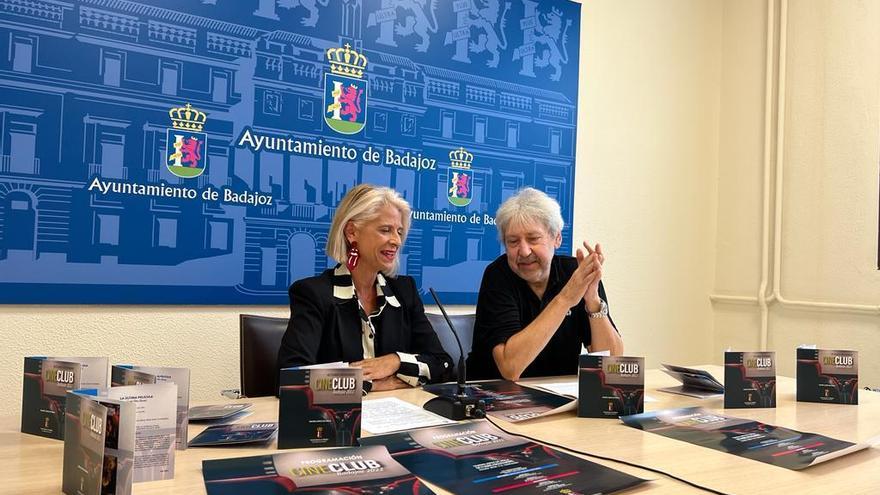 Paloma Morcillo y Juan Carlos Suárez presentan el nuevo ciclo del Cineclub de Badajoz.