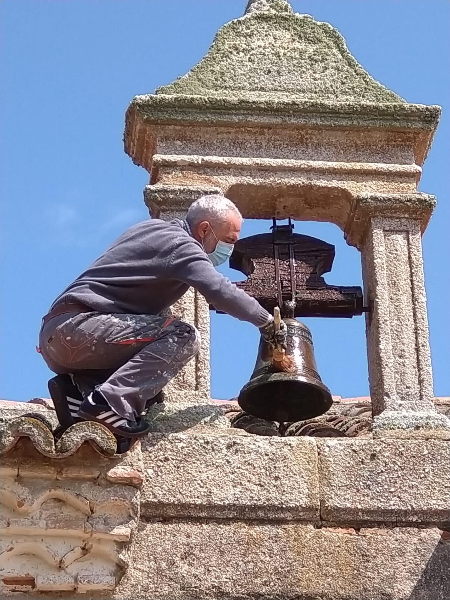 Martín Alén, en los preparativos del templo para la jornada de Valderrey, aunque no haya romería