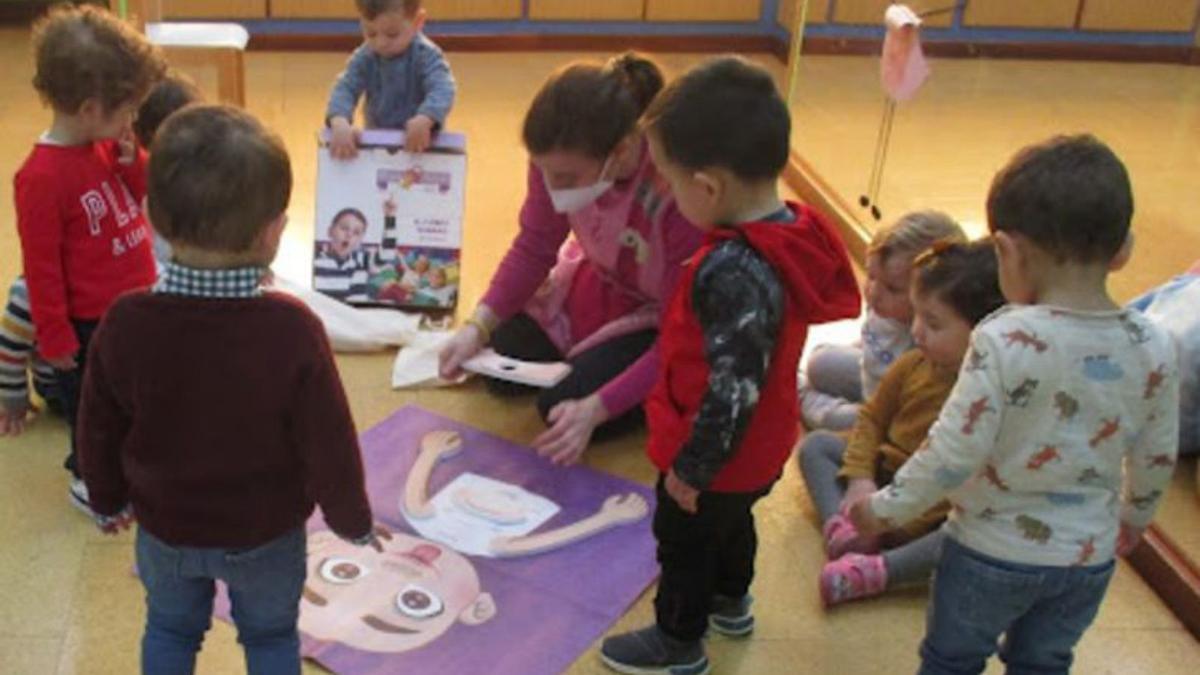 Escolinos de La Madalena (Avilés) colos xuegos n’asturianu.