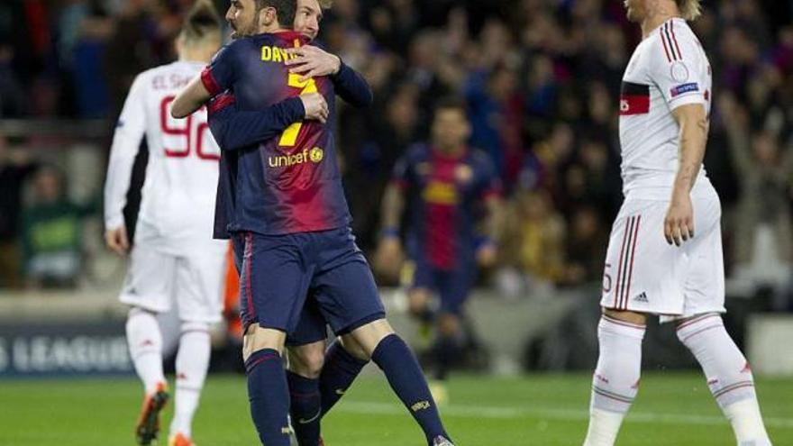 Messi y Villa se abrazan tras uno de los goles anotados el martes ante el Milan. // Alejandro García