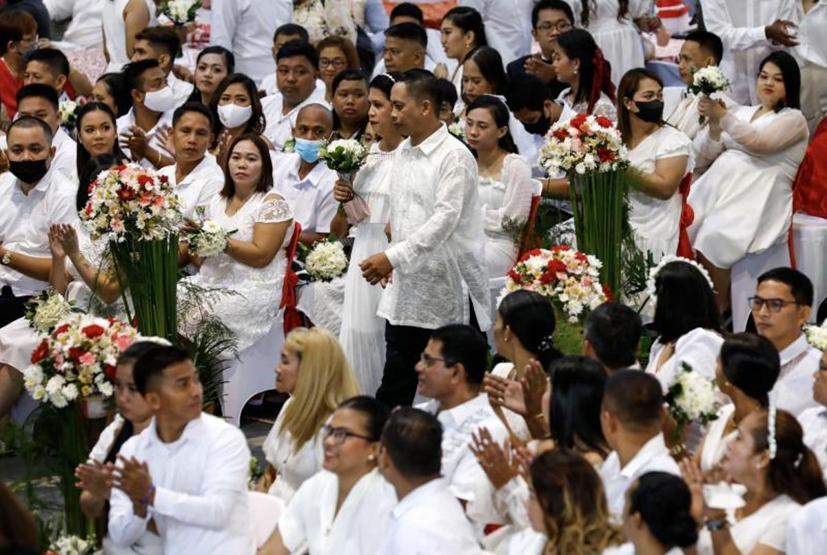 Ceremonia de boda civil masiva con motivo del Día de San Valentín en la ciudad de San Juan, Metro Manila, Filipinas