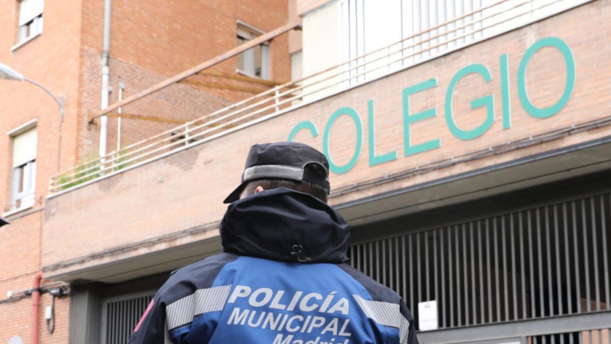 Agente tutor de la Policía Municipal de Madrid a la puerta de un colegio.