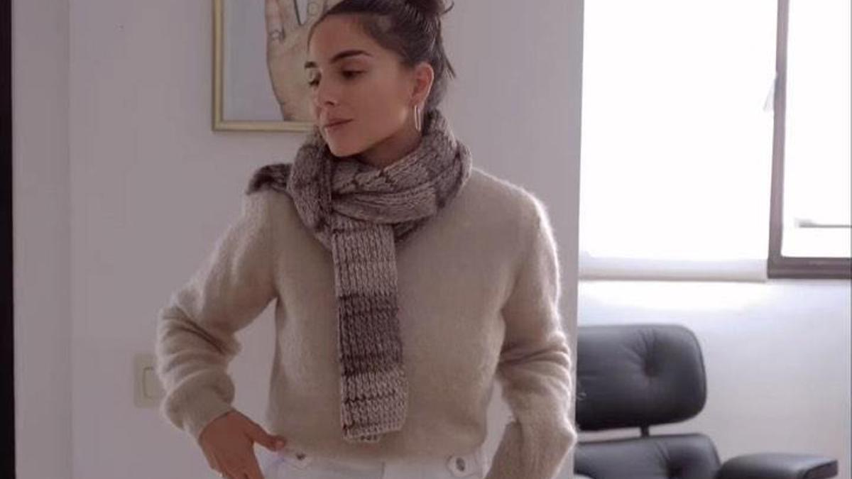 El truco de estilista para llevar la bufanda con estilo y sin que se caiga  - Woman