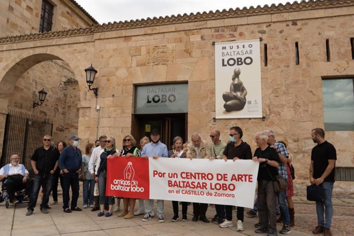 David Gago, a la derecha, en una concentración por el Museo de Baltasar Lobo.