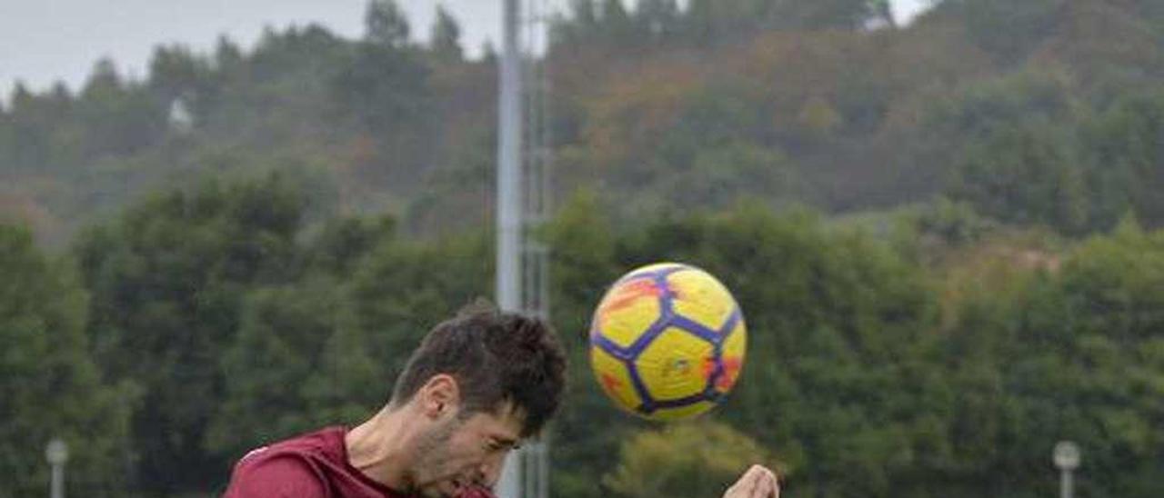 Muñiz cabecea ante Leira en el partido del domingo en Balbín.