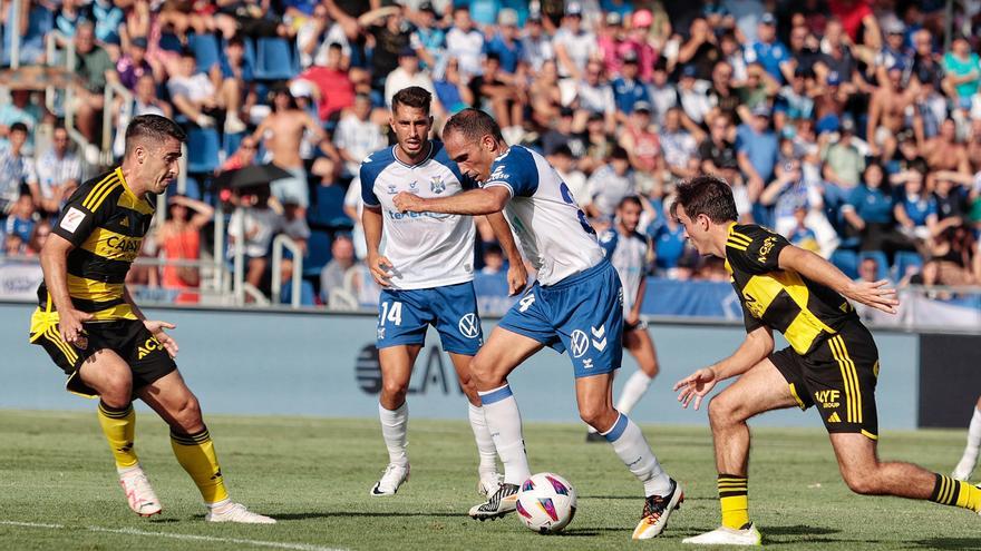 Un Tenerife sin suerte encaja la primera derrota de la temporada