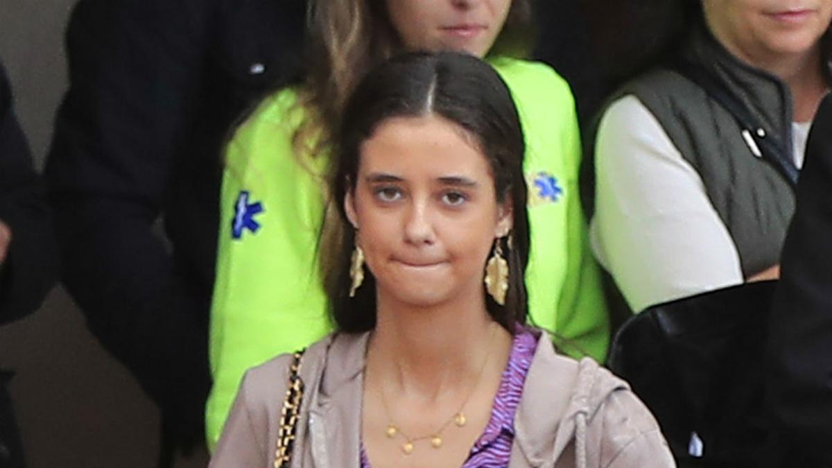 Victoria Federica con camisa morada, chaqueta gris y pantalón negro