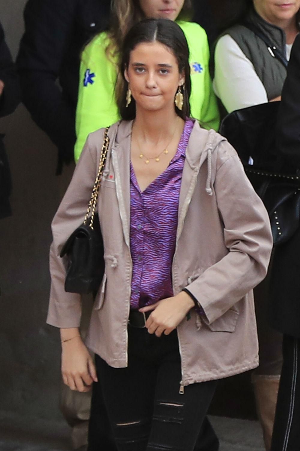 Victoria Federica con camisa morada, chaqueta gris y pantalón negro