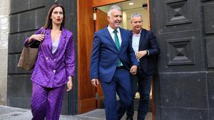 Imagen de archivo de Ángel Víctor Torres entre Nira Fierro y Sebastián Franquis dirigiéndose a la comisión de investigación.