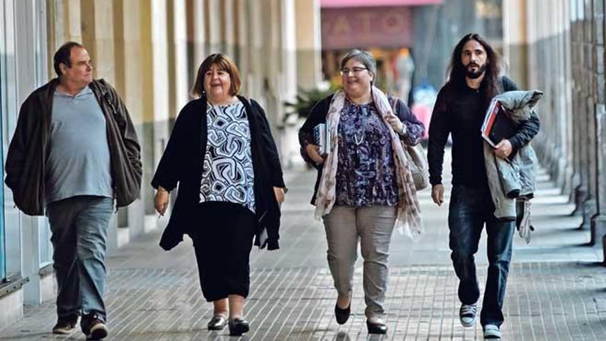 La presidenta del Parlament, Xelo Huertas, junto a otros tres diputados de Podemos.