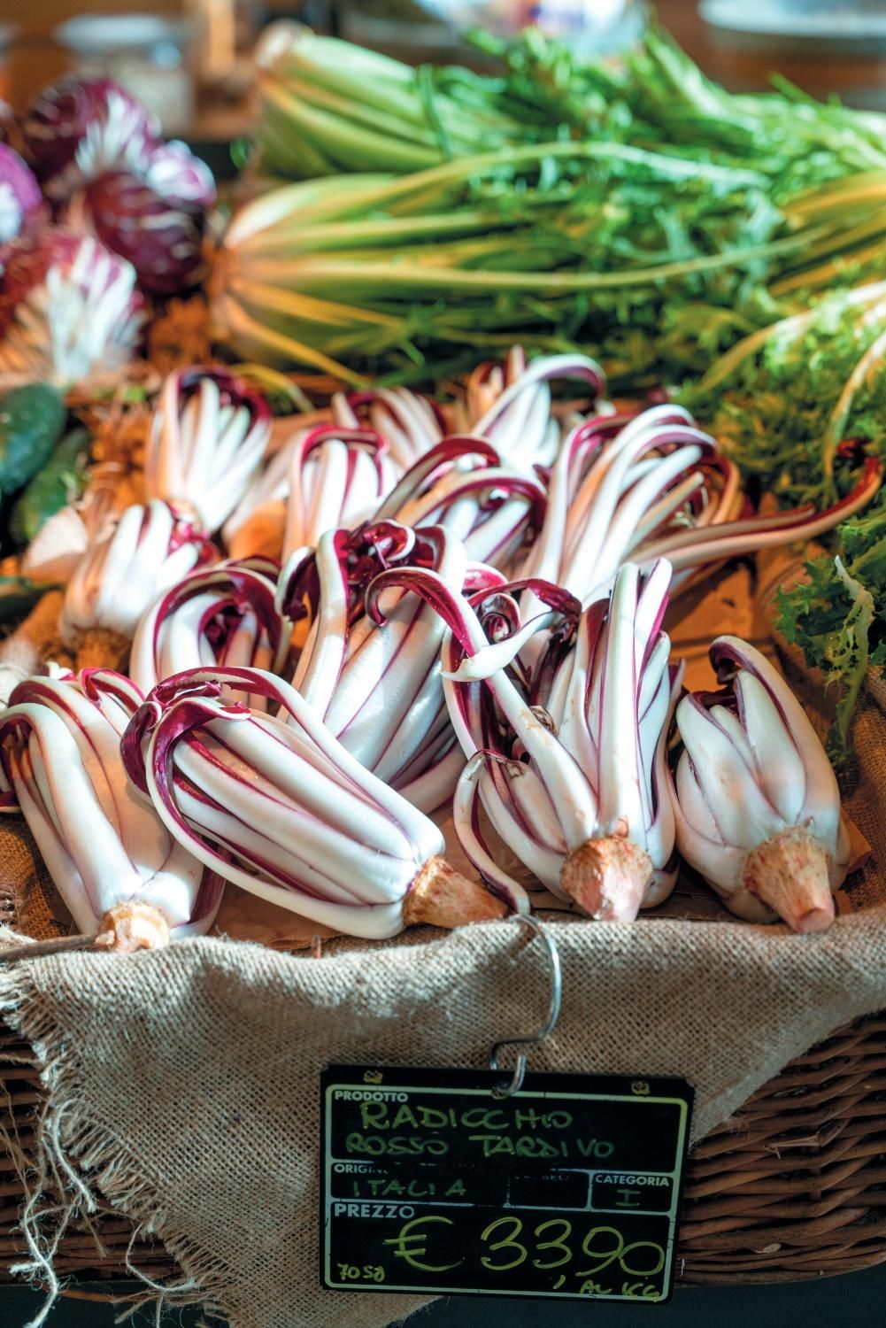 Venta de radicchio rosso en el mercado.