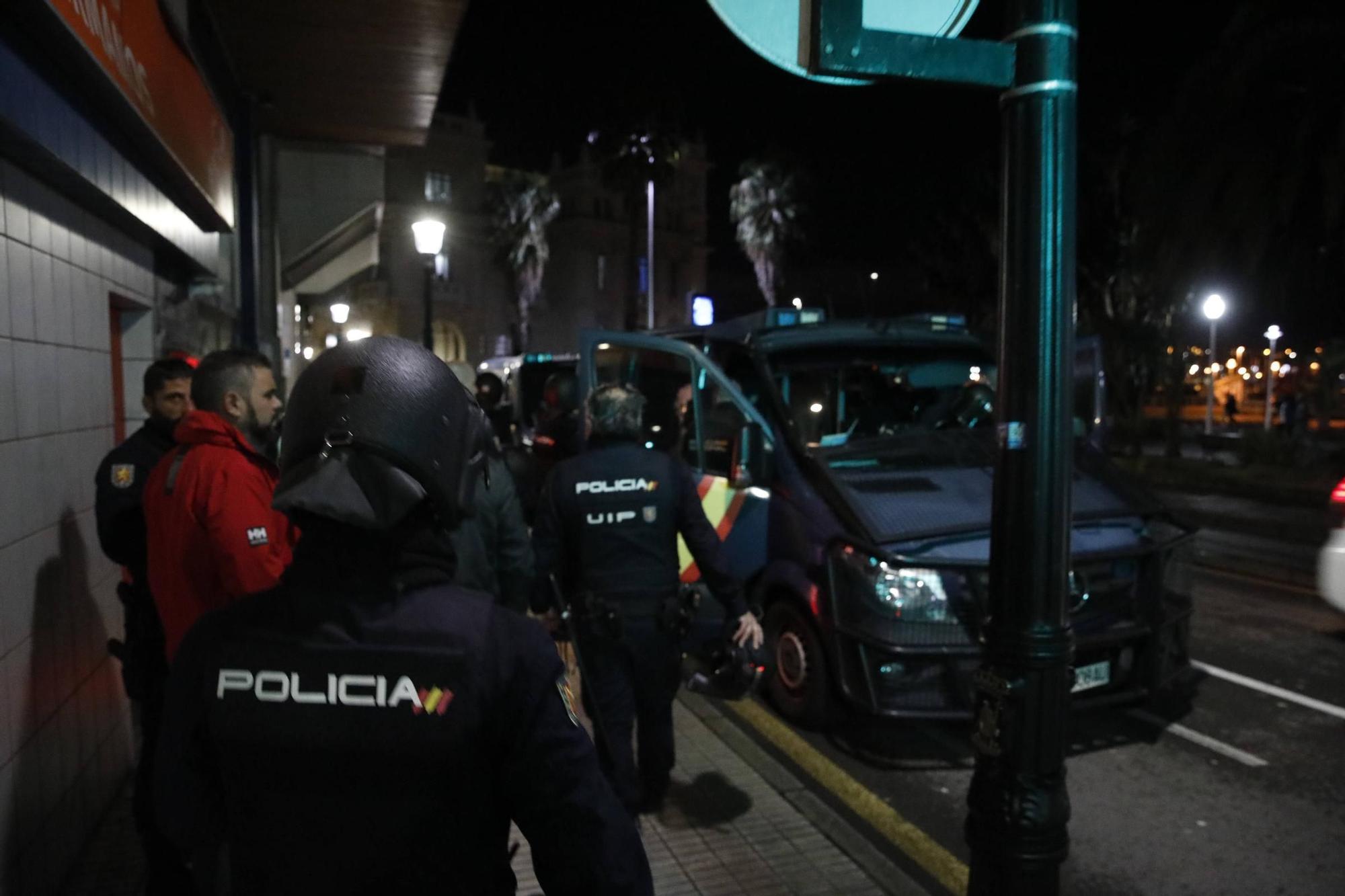 Así vigila la Policía Nacional las zonas de ocio nocturno en Gijón (en imágenes)