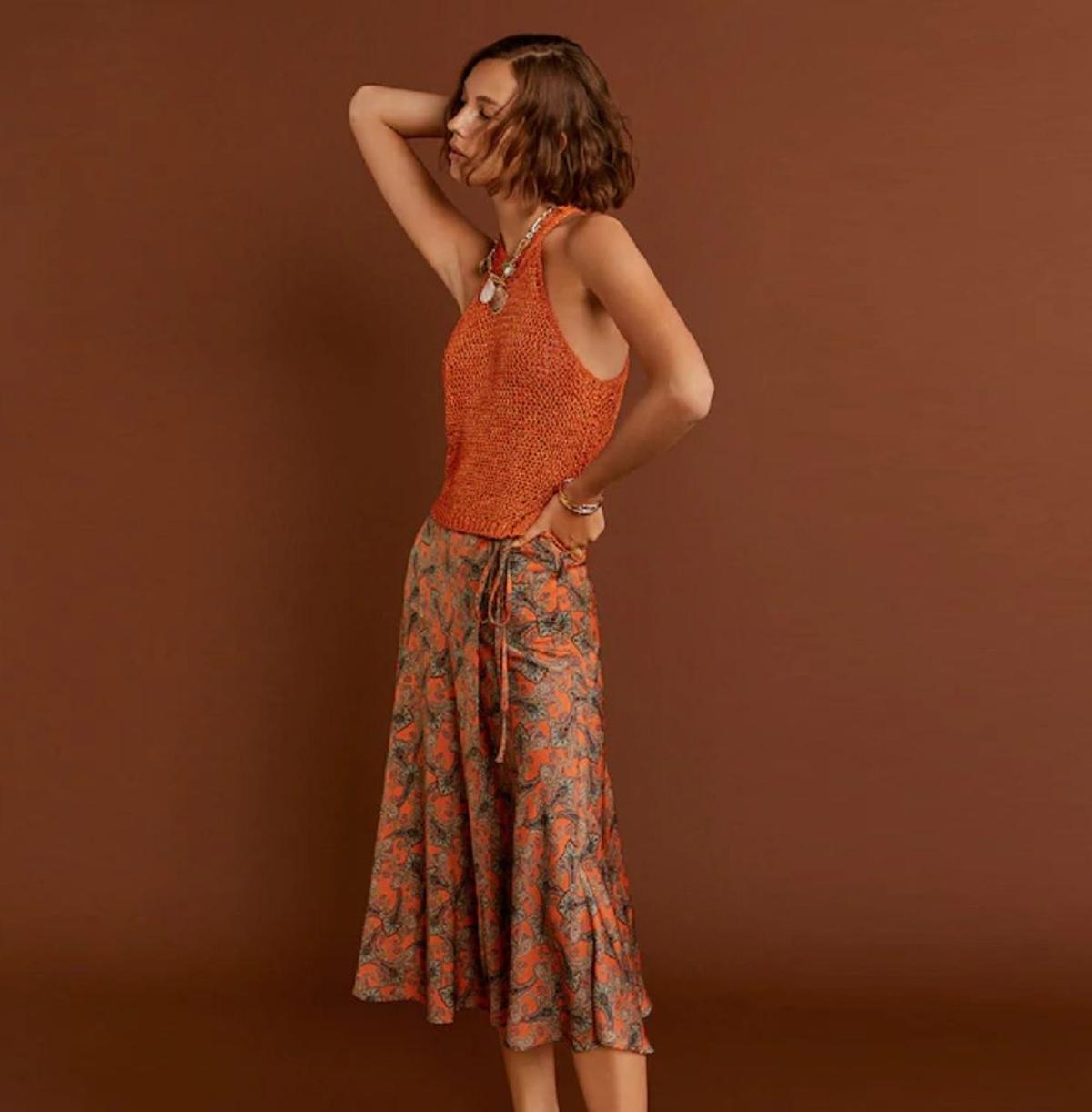 El look de top de croché y falda midi de pasley, de Mango