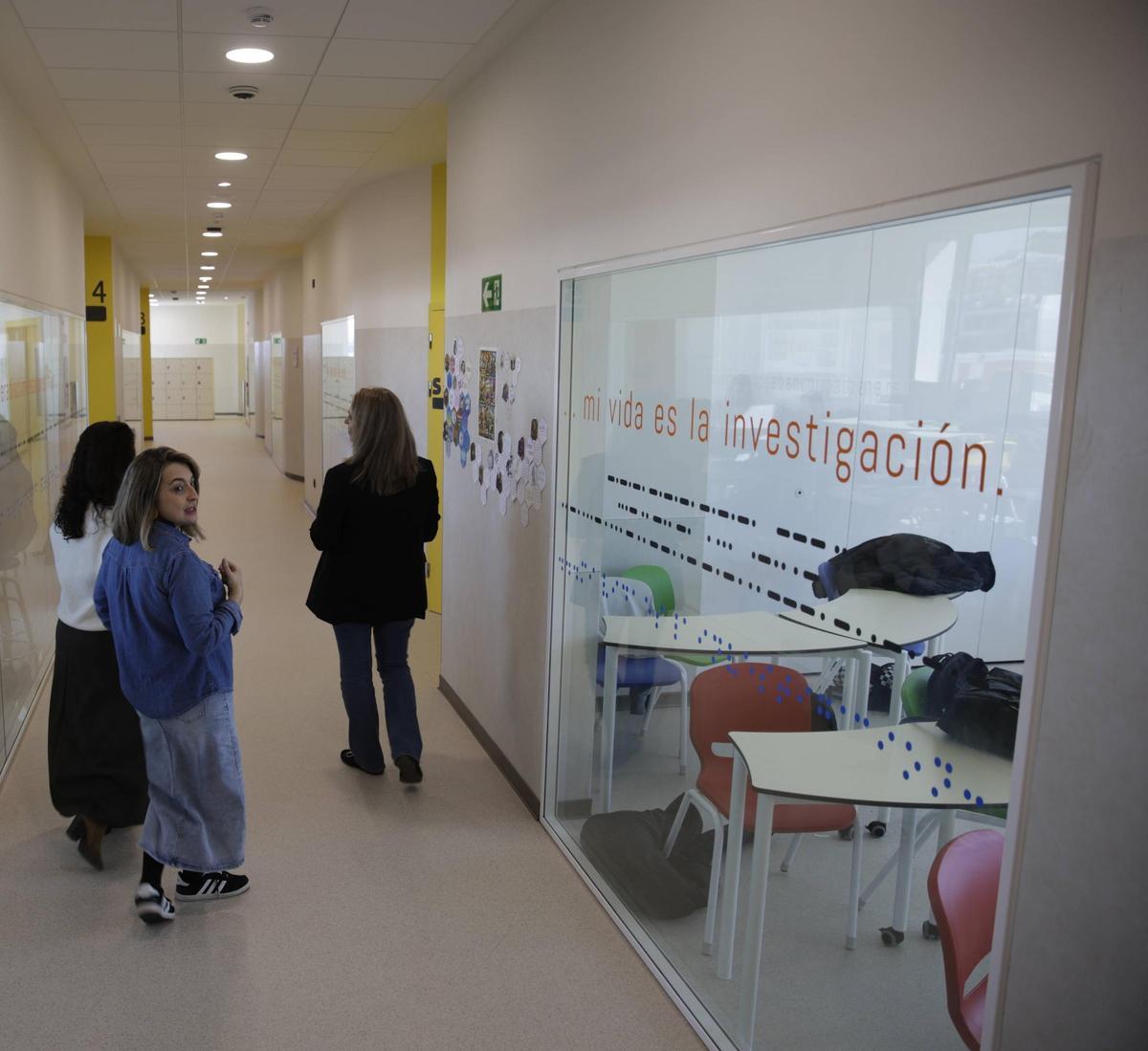 Una de las clases, con cristales que dan al pasillo.