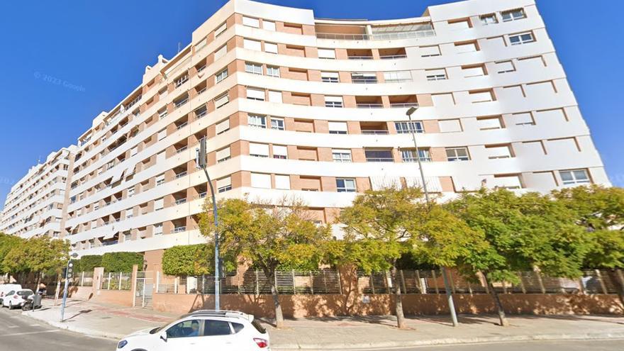 Dos heridos leves en un incendio en un bloque de viviendas en Alicante