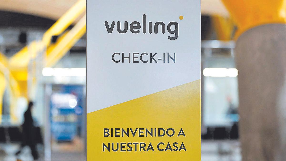 Facua denuncia que Vueling obliga a los usuarios a pagar un extra por el equipaje de mano.