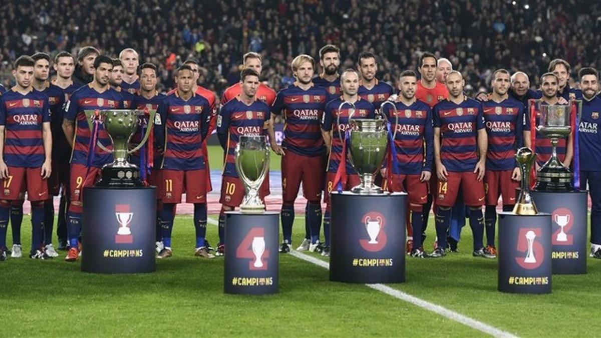 Los futbolistas del Barça posan con los cinco títulos conseguidos en este 2015