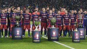 Los futbolistas del Barça posan con los cinco títulos conseguidos en este 2015