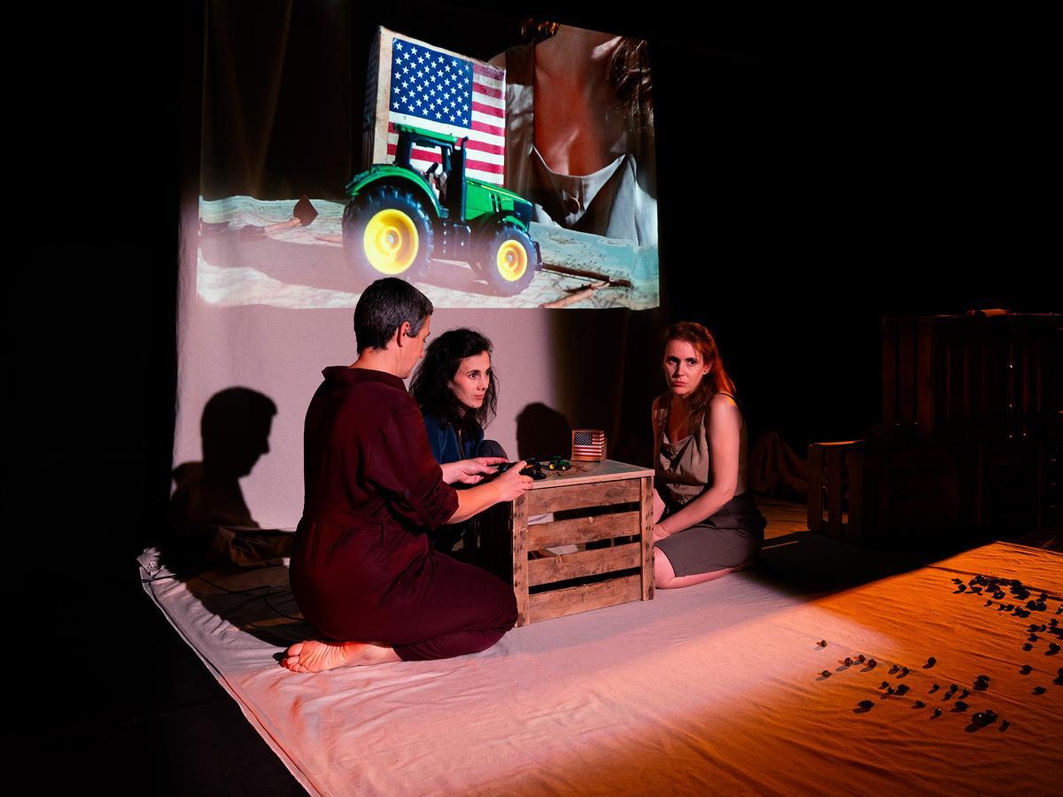 Laura Santos, en el centro, durante la obra "Yo nací en un surco de judías".