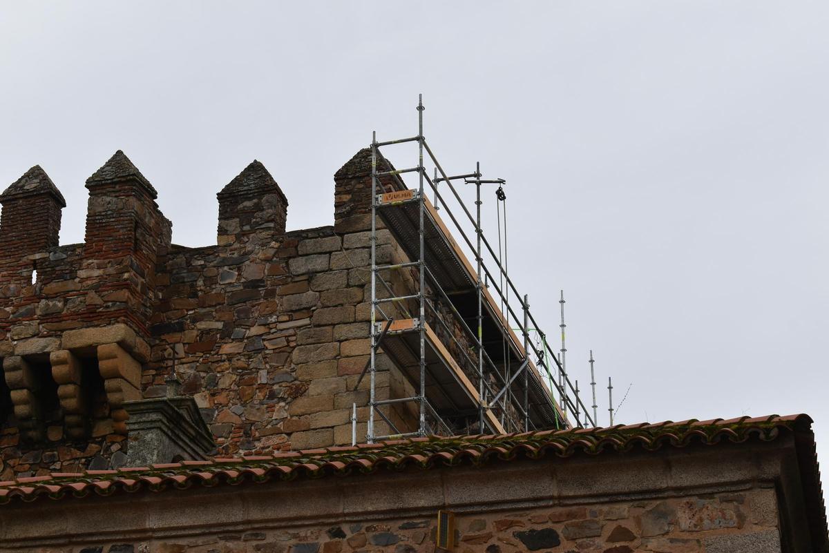 Fotogalería | Los andamios de la reforma de la muralla, en la Torre de Bujaco