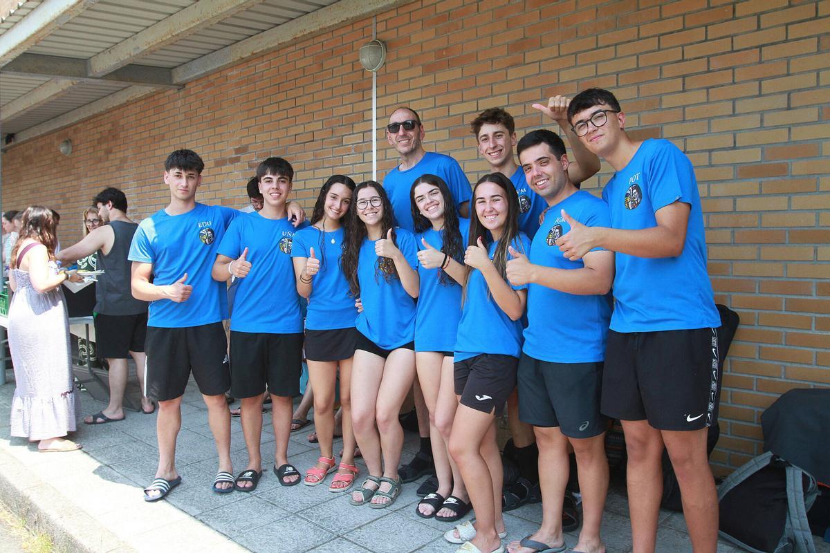 El grupo de peregrinos en el pabellón de Cea, tras finalizar su primera etapa.