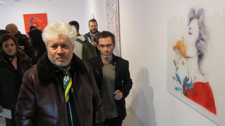 Pedro Almodóvar aprovechó su estancia en Cáceres para visitar la exposición &quot;Tú y yo no somos como todo el mundo&quot;