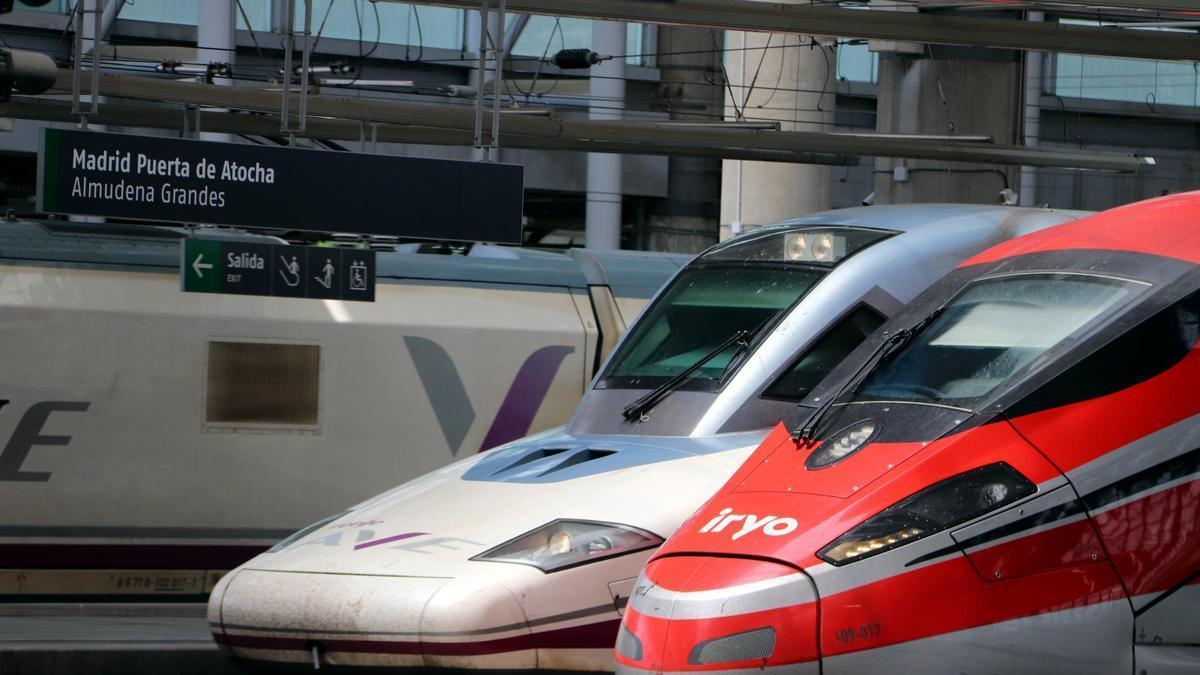 Un tren d'alta velocitat AVE de Renfe i un de l'empresa italiana Iryo aparcats a l'estació de trens de Madrid-Puerta de Atocha