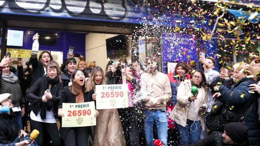 Celebración en Doña Manolita, agraciado con varios premios de la Lotería de Navidad