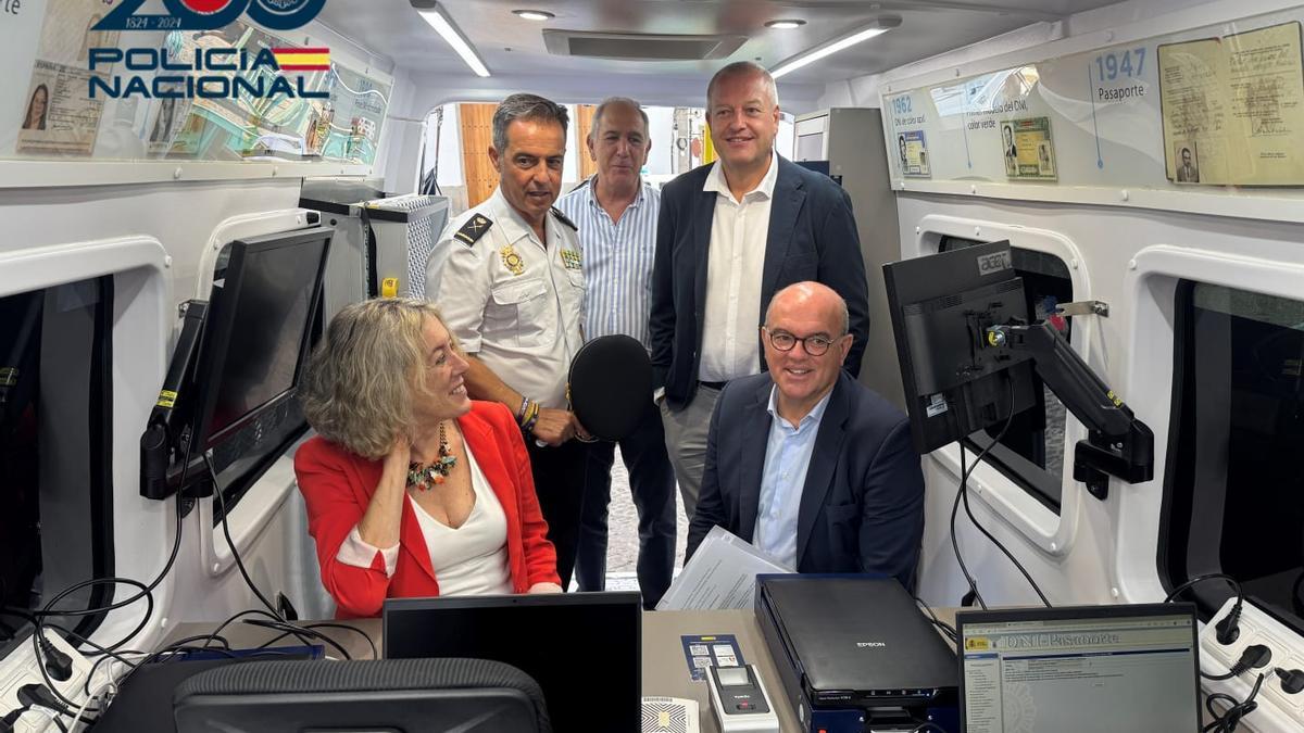 Por la izquierda, la subdelegada del Gobierno, Teresa Mayans; el Jefe Superior de Policía de Canarias, Jesús María Gómez Martín; el primer teniente de alcalde de Teror, Sergio Nuez; el alcalde de Teror, José Agustín Arencibia; y el delegado del Gobierno, Anselmo Pestana, este lunes en el interior de uno de los nuevos vehículos.