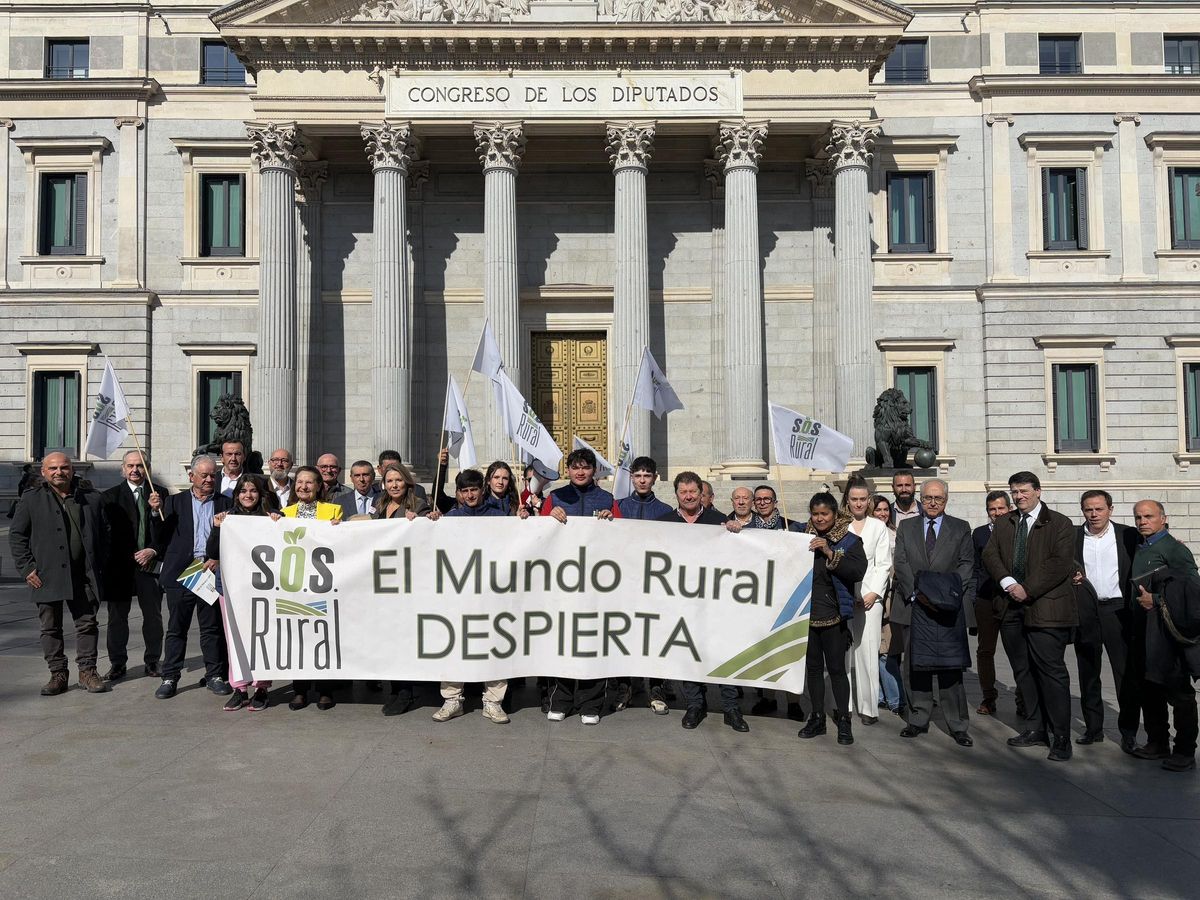 Concentración de SOS Rural a las puertas del Congreso de Los Diputados, este viernes.