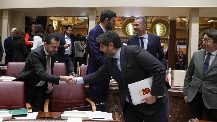 Fernando López Miras y Joaquín Segado (PP) saludan a José Ángel Antelo y Rubén Martínez Alpañez (Vox) a su llegada a la sesión de control.