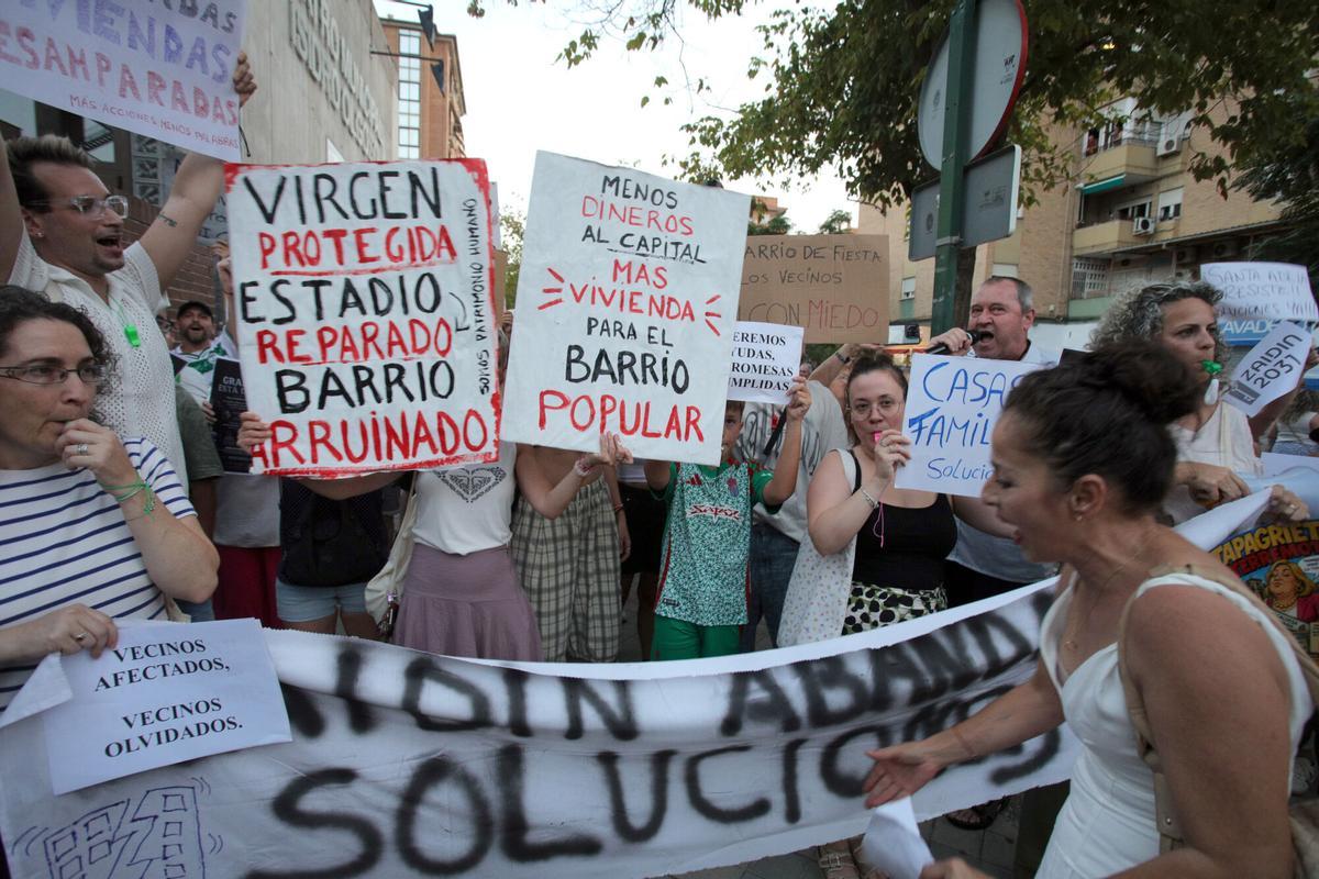 Los vecinos del barrio de Zaidín, afectados por los terremotos en Granada, se han manifestado este jueves exigiendo prontitud en las ayudas y soluciones a los problemas derivados de los seismos.