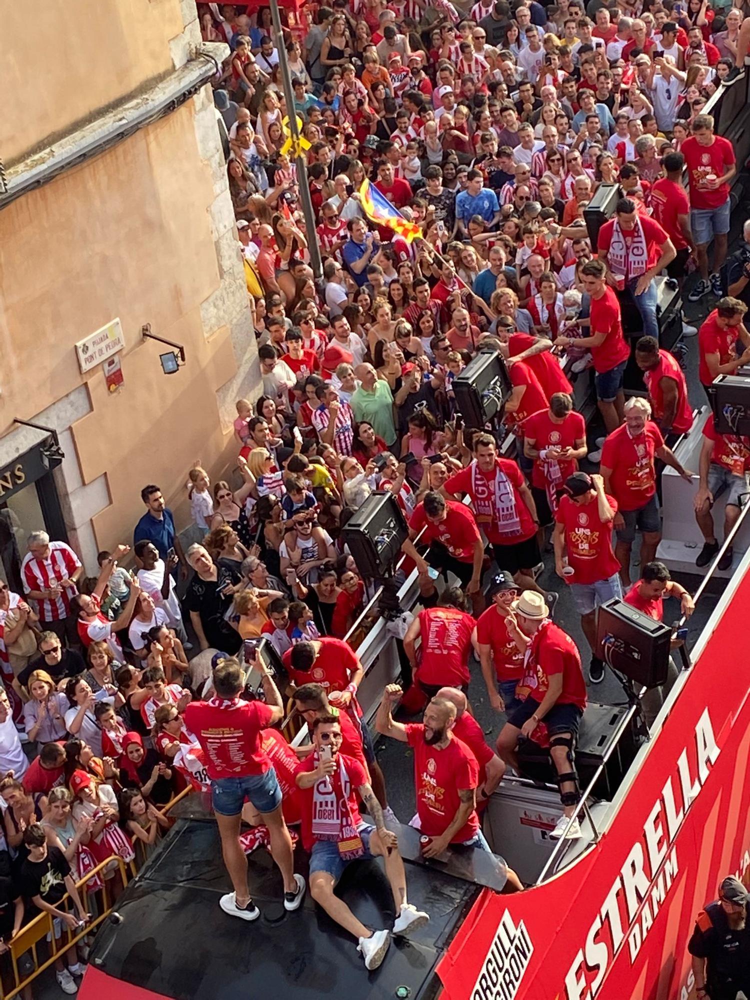 Les millors imatges de la rua de celebració del Girona i el Bàsquet Girona