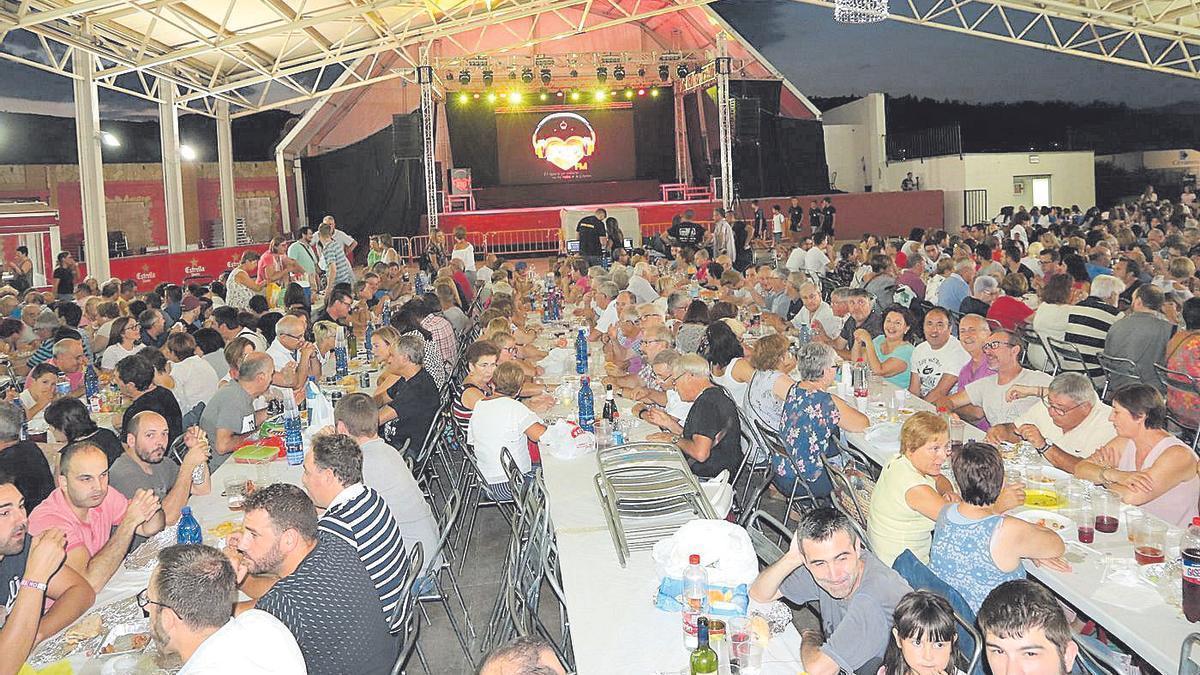 Imagen de Pista Jardín de l&#039;Alcora con la celebración de una cena de hermandad con numerosos vecinos.