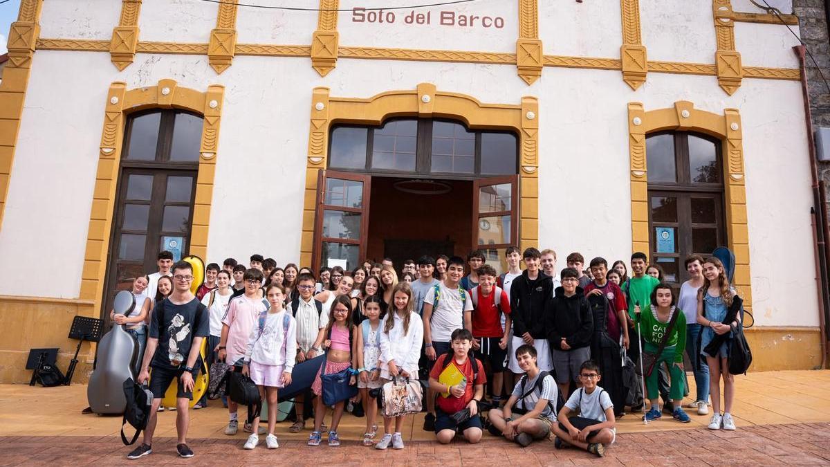 Los intérpretes participantes a las puertas del teatro Clarín
