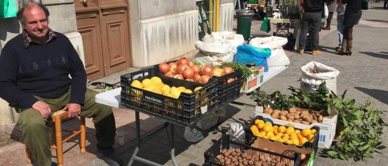 José Cesáreo García, ayer, en su puesto de verduras y legumbres en el mercado de Grado.