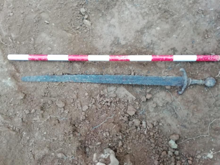 Espada del silgo XIV encontrada en el Castillo de Aín