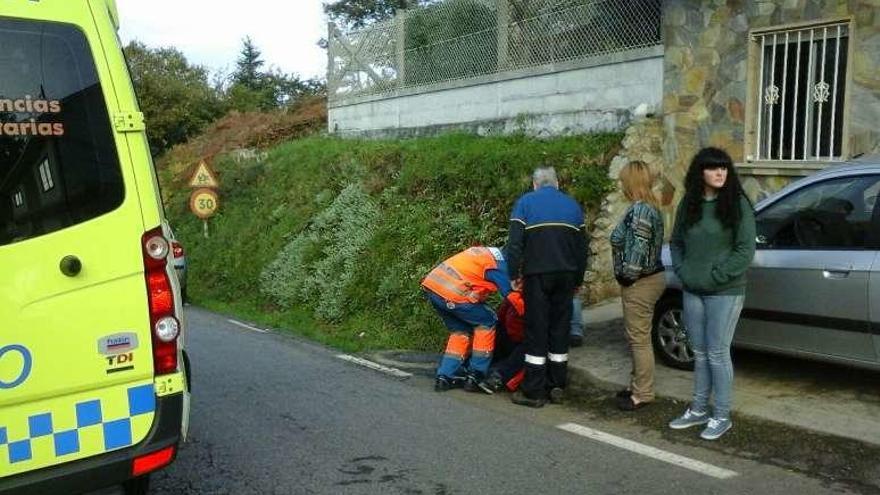 El motorista fue atendido por efectivos del 061. // S.V.