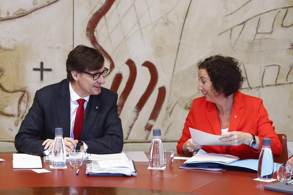 El president de la Generalitat, Salvador Illa, con la consellera de Economi­a, Alícia Romero, durante una reunión del Govern