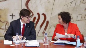 El president de la Generalitat, Salvador Illa, con la consellera de Economi­a, Alícia Romero, durante una reunión del Govern
