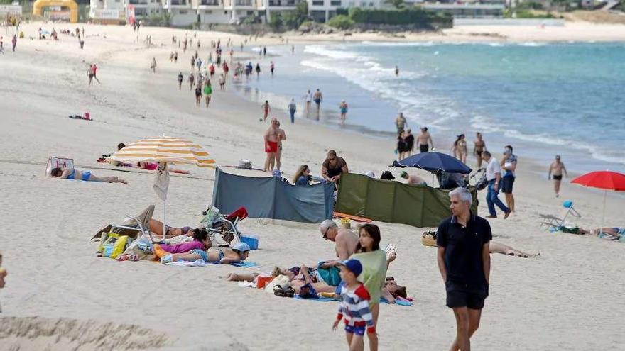 Bañistas disfrutan en la playa viguesa de Samil, ayer. // Marta G. Brea