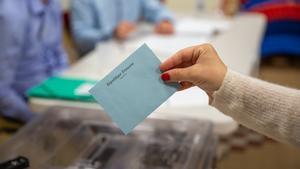 Francia celebra la segunda vuelta de las elecciones legislativas con el fantasma de la ultraderecha sobrevolando las urnas