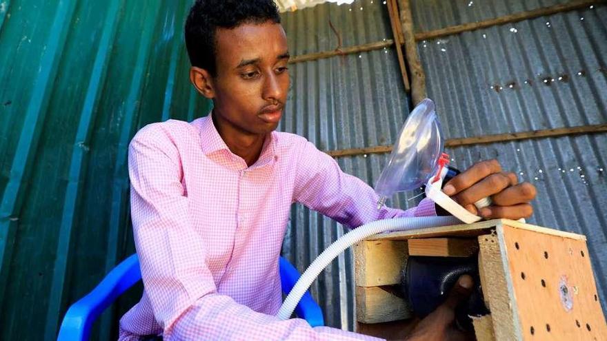 El joven ingeniero mecánico Mohamed Adawe testea su versión de respirador en su vivienda de Mogadicio, Somalia.
