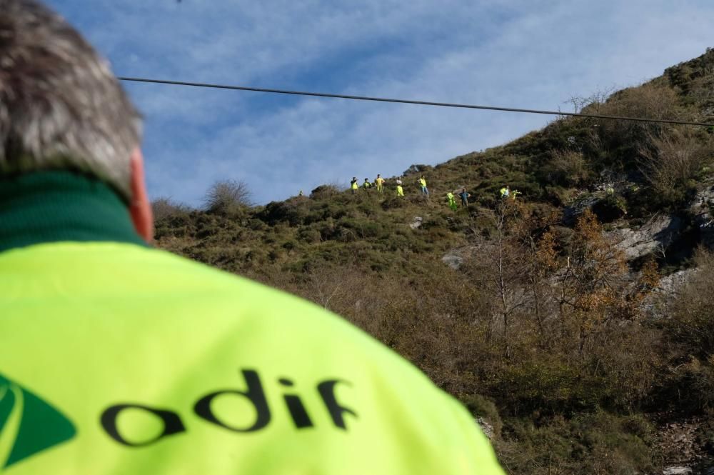 Técnicos del ADIF en labores en Pajares ante el riesgo de derrumbe sobre las vías