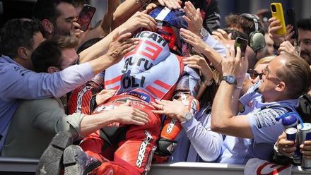 Marc Márquez (Ducati) se lanza sobre todo su equipo al llegar al corralito de Jerez.