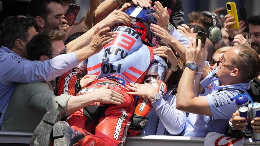Marc Márquez (Ducati) se lanza sobre todo su equipo al llegar al &#039;corralito&#039; de Jerez.