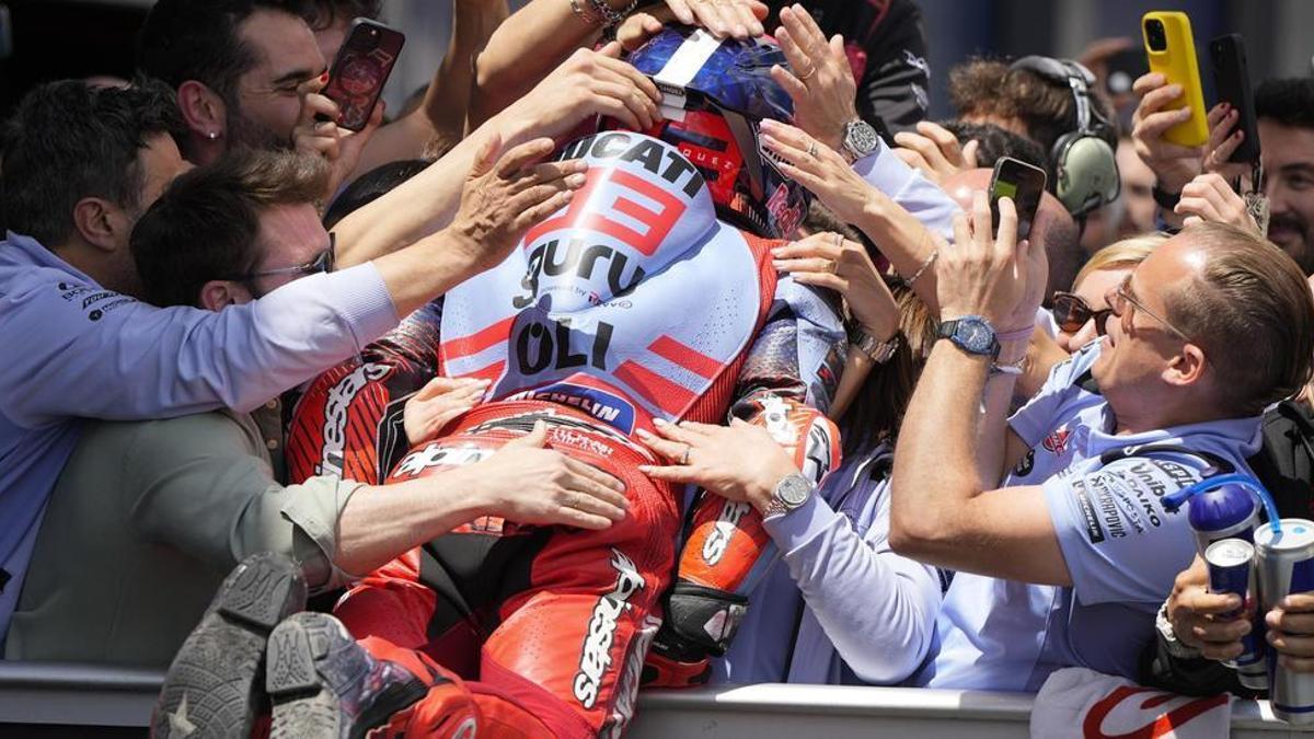 Marc Márquez (Ducati) se lanza sobre todo su equipo al llegar al 'corralito' de Jerez.