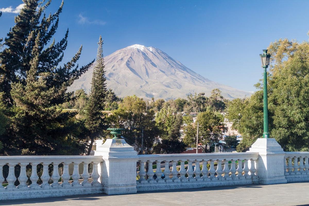 El volcán Misti sobre Arequipa, en Perú