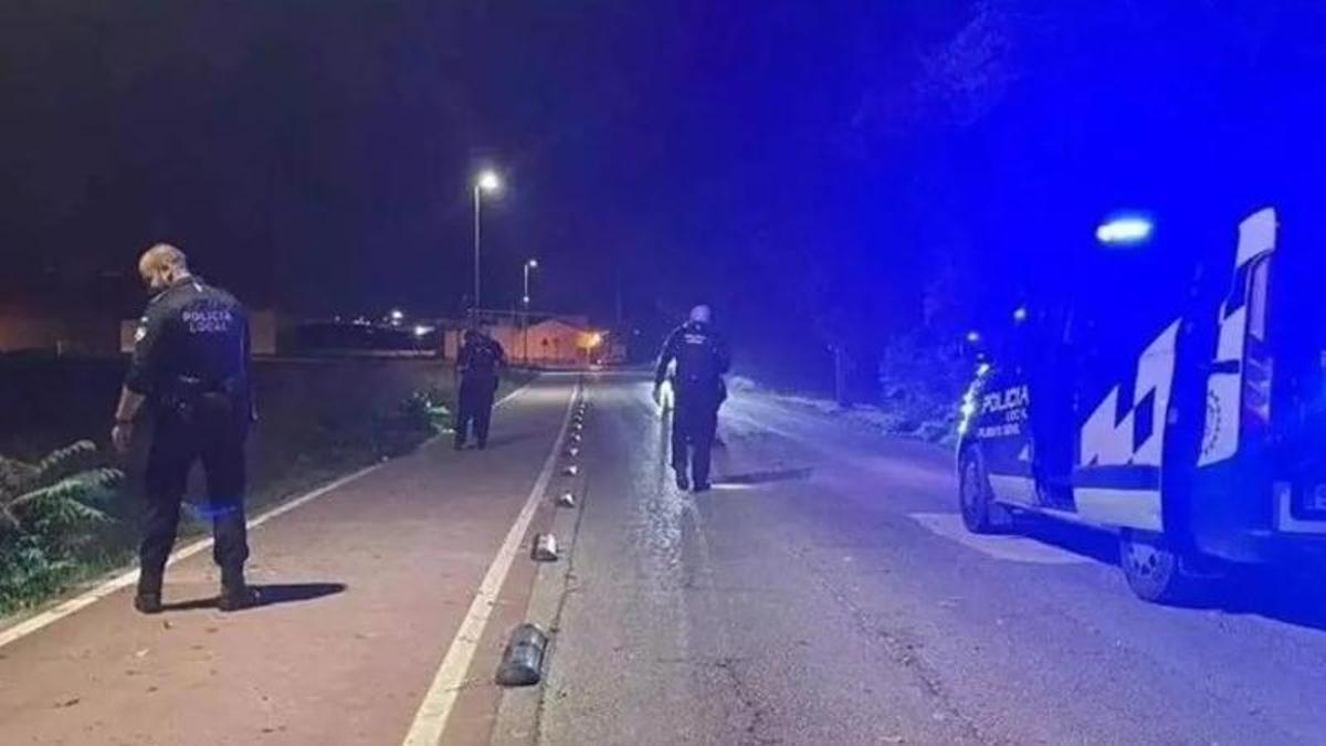 Agentes de la Policía Local inspeccionan el lugar del atropello en Puente Genil.